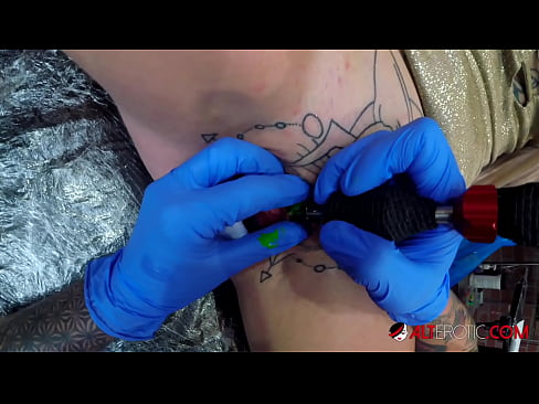 ❤️ Sully Savage mai tsananin jarfa ta yi tattoo a kan kwarin ta ❤️❌ Batsa mai kyau a%ha.porn-milf-300.ru ❌️